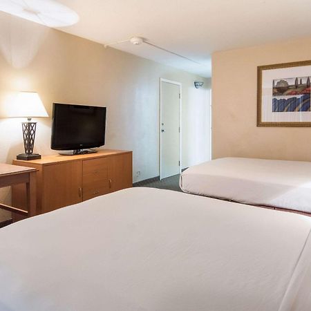 Rodeway Inn Дънканвил Екстериор снимка